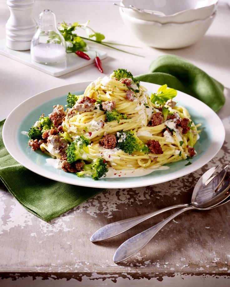 Spaghetti mit Brokkoli und Hack-Kräutersoße - miree
