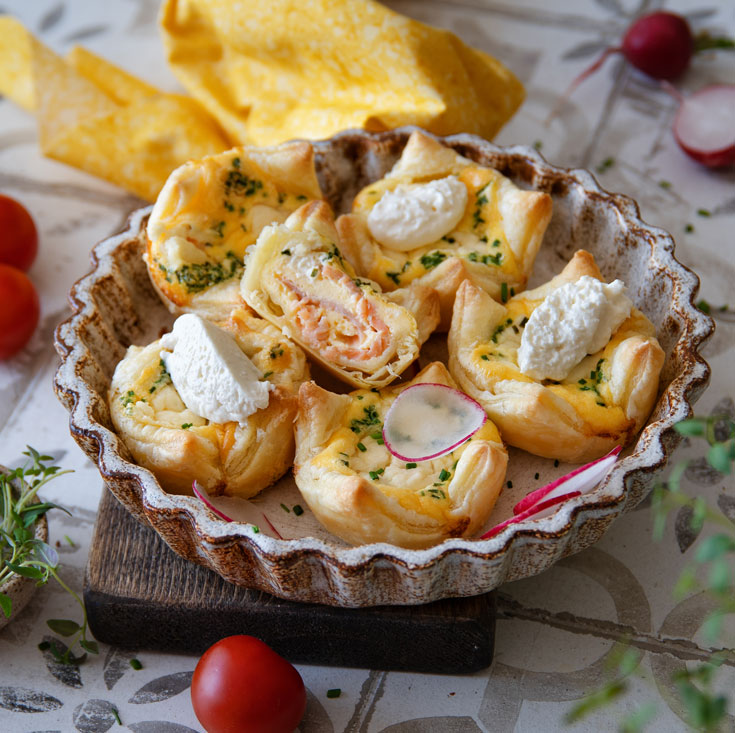 Blätterteigtarteletten gefüllt mit Frischkäse und geräuchertem Lachs ...