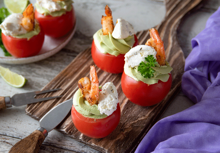 Frische Tomaten gefüllt mit Avocado-Frischkäse &amp; gebratenen Garnelen ...