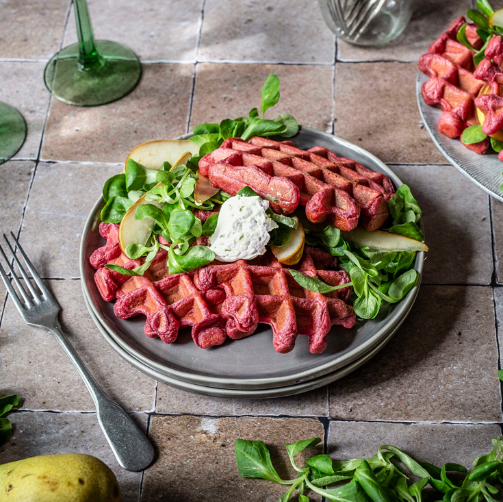 Rote Bete Waffeln mit Topping aus Feldsalat und Honigbirne dazu miree ...